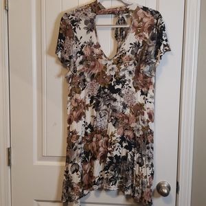 M ❤ floral key hole neck tunic size Large